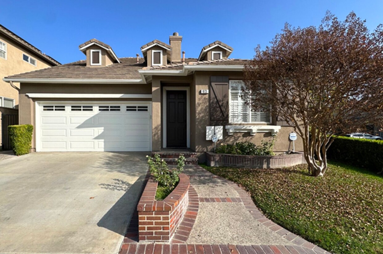 Foto principal - 3 Bdrm/3 Bath Brea Artisan Walk Home