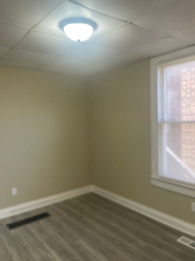 Building Photo - Newly Renovated Three Bedroom Home In Huntington