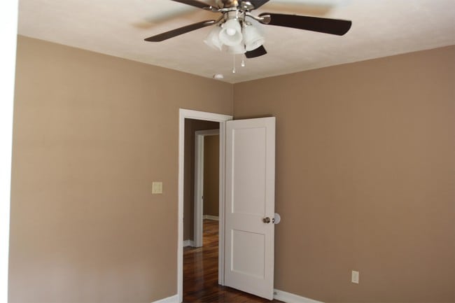 Foto del edificio - 905 W Whitney Ave