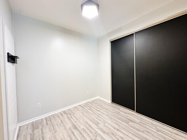 Building Photo - 1392 Carling Dr