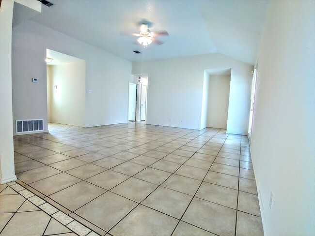 Foto del edificio - Check out this ADORABLE 4 bed / 2 bath hom...