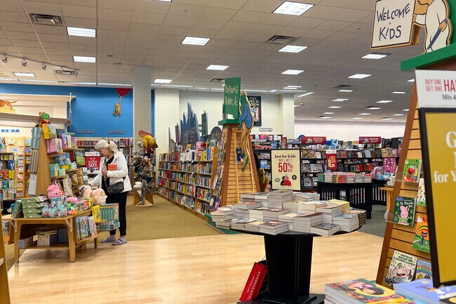 Wedgewood locals enjoy browsing the many aisles of Barnes and Noble.