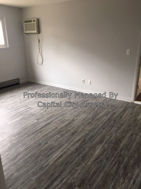 Building Photo - 2180 Meadowlawn Dr