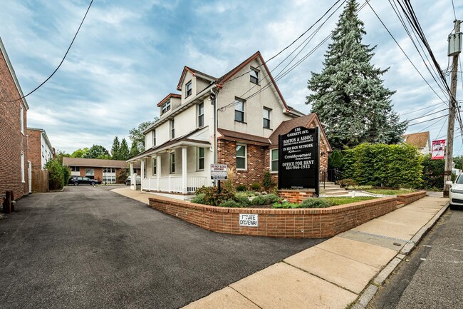 Foto del edificio - 136 Garrett Ave