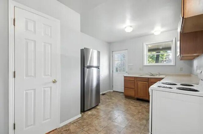 Building Photo - 2584 Deming Ave