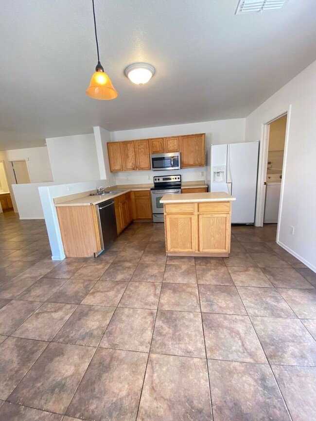 Building Photo - COMING SOON! Spacious 3 Bed 2 Bath home in...