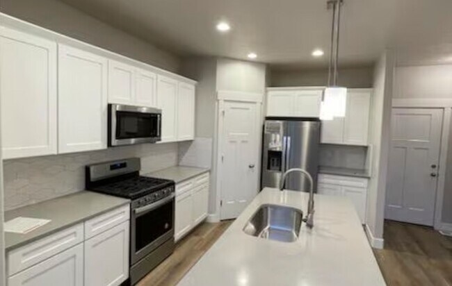 Building Photo - Spacious 3-Bedroom End-Unit Townhome in He...