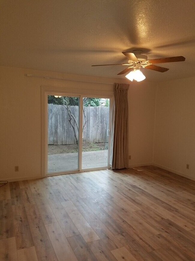 Foto del edificio - For Rent – Spacious 4 Bedroom Home with Fi...