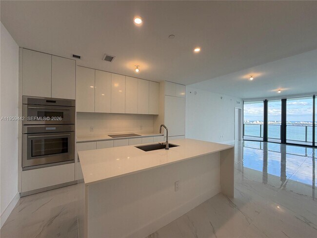 Foto del edificio - 700 NE 24th St