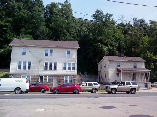 Building Photo - 400 Main St
