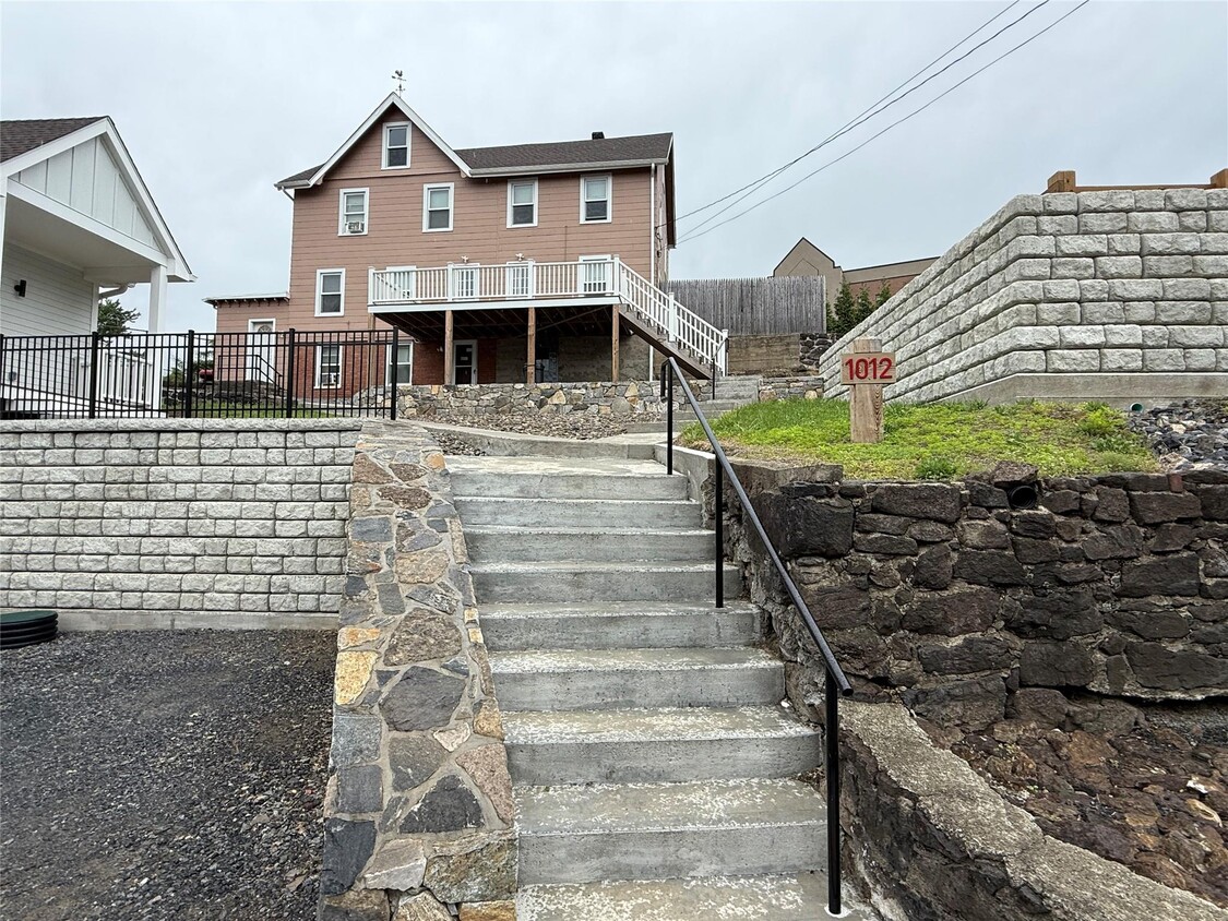 Primary Photo - 1012 Lower S St