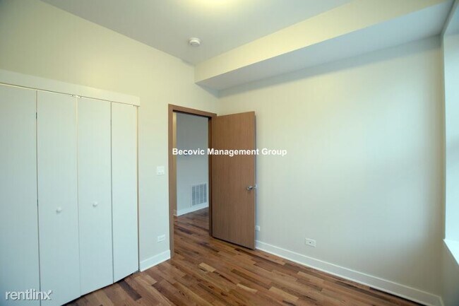Foto del edificio - 3804 W Montrose Ave