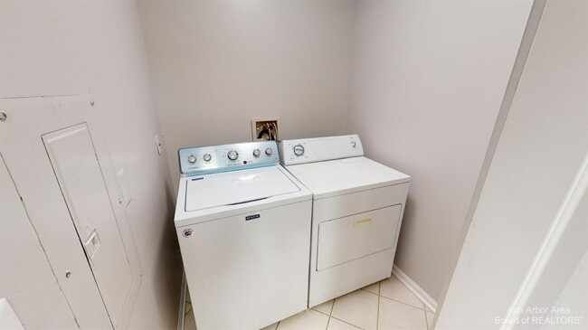 Building Photo - 2666 S Knightsbridge Cir