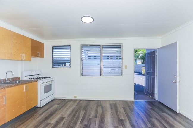 Building Photo - Renovated, downstairs, 1 bedroom 1 bath wi...