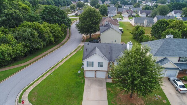 Building Photo - Impressive 4 bed, 2.5 bath Home.