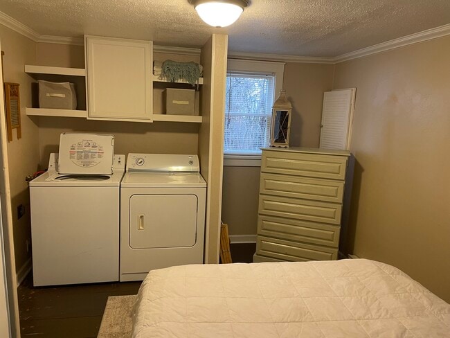 Building Photo - 744 E Oregon St