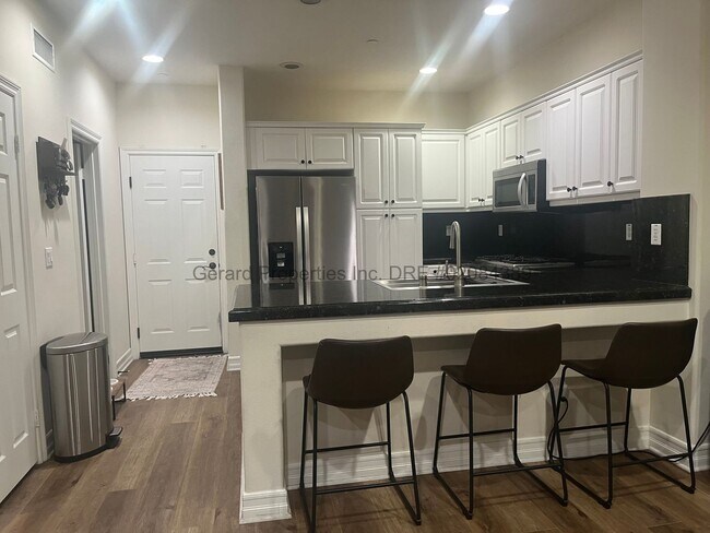 Building Photo - Luxury Gated Living Minutes from South Coa...