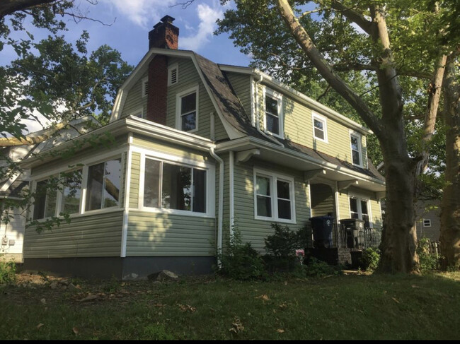 Building Photo - 1369 Brown St
