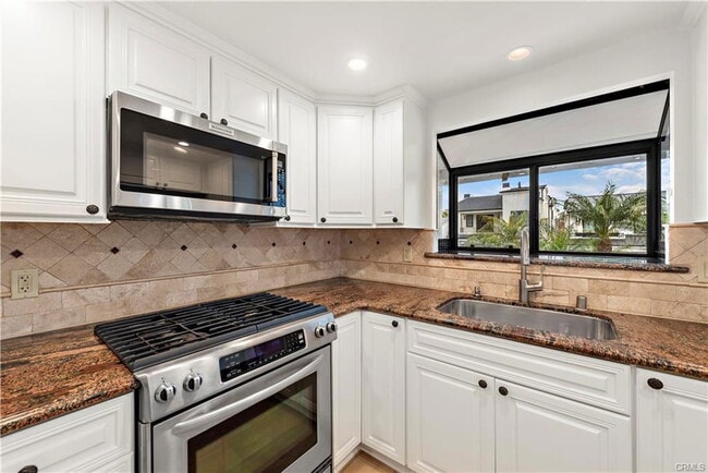 Building Photo - 405 Heliotrope Ave