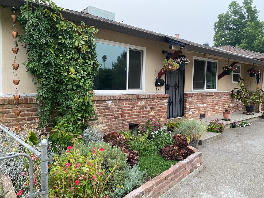 Primary Photo - 4209 Robertson Ave