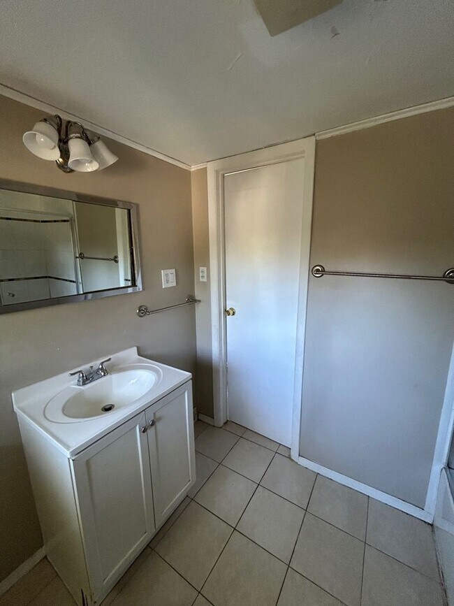 Foto del edificio - Charming 3-Bedroom Property in Prime Location