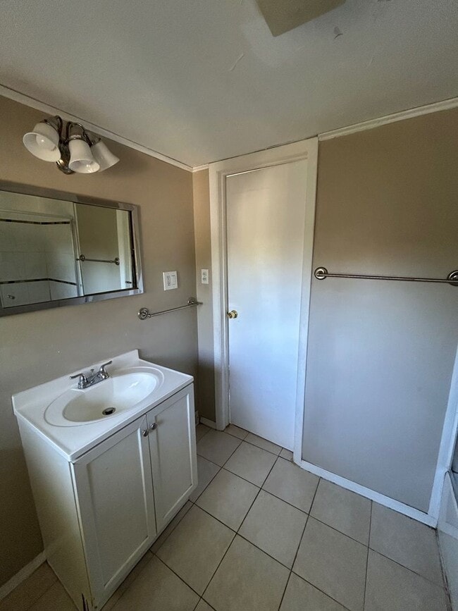 Building Photo - Charming 4-Bedroom Property in Prime Location