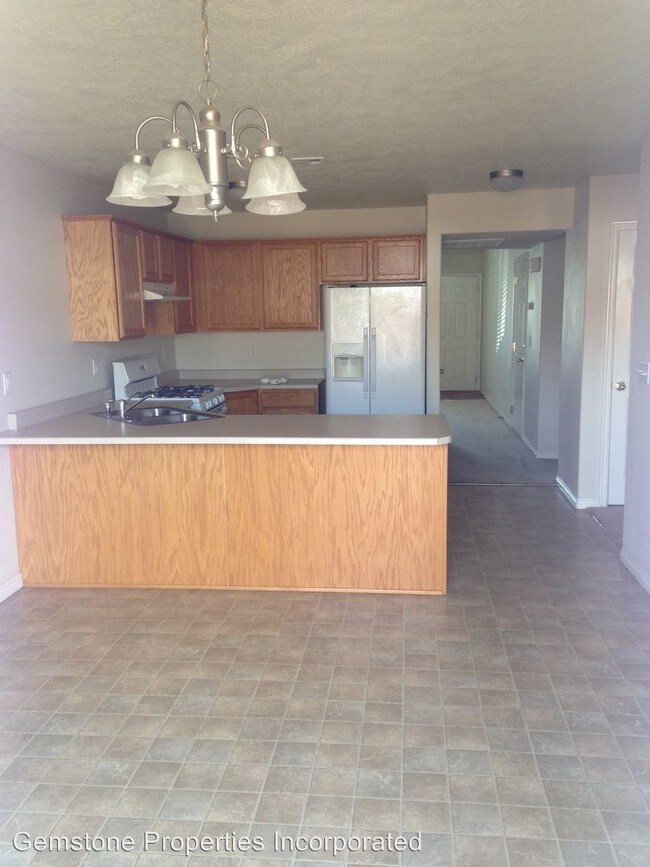 Foto del edificio - 3 br, 2 bath House - 1028 West 180 South