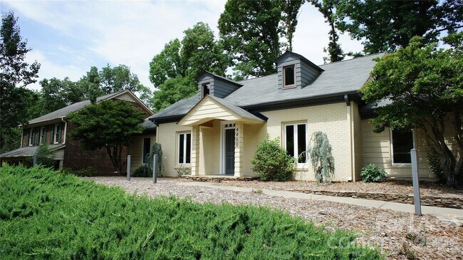 Foto del edificio - 4400 Woods End Ln