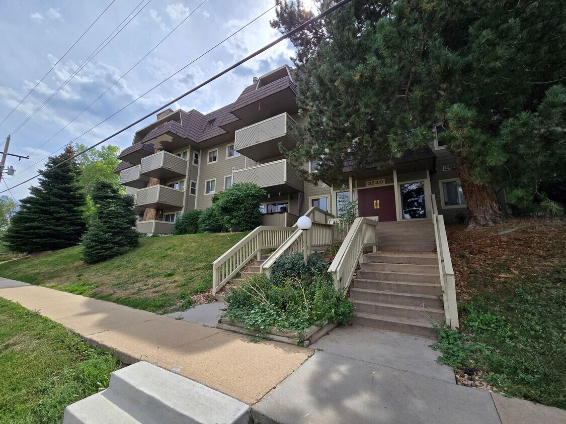 Primary Photo - Nicely Updated Ground Floor 2B2B Condo at ...