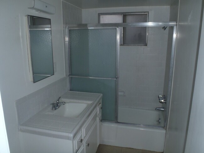 Foto del edificio - 520 Commercial Ave