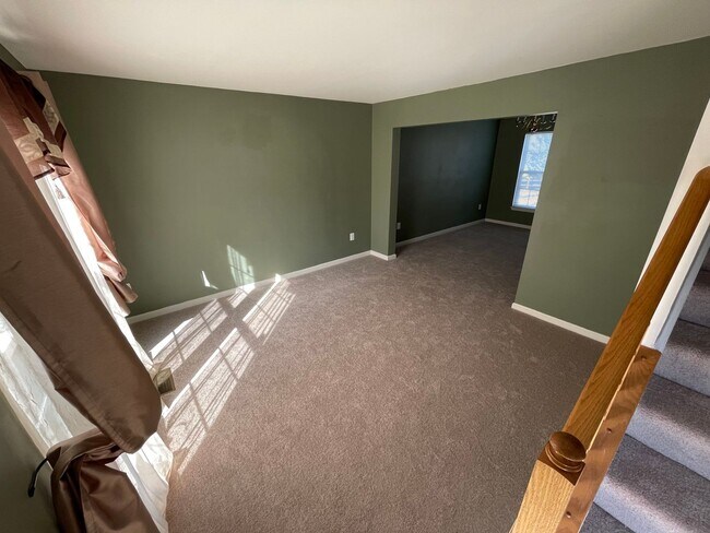Building Photo - Large single family home with large back y...