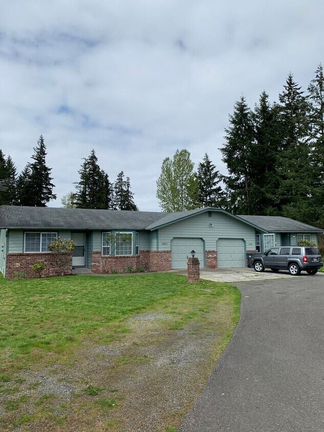 Primary Photo - Beautiful 2 bed, 2 bath Duplex located in ...