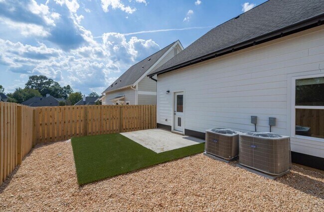 Building Photo - 3 Bedroom Home with Garage PLUS Bonus Loft