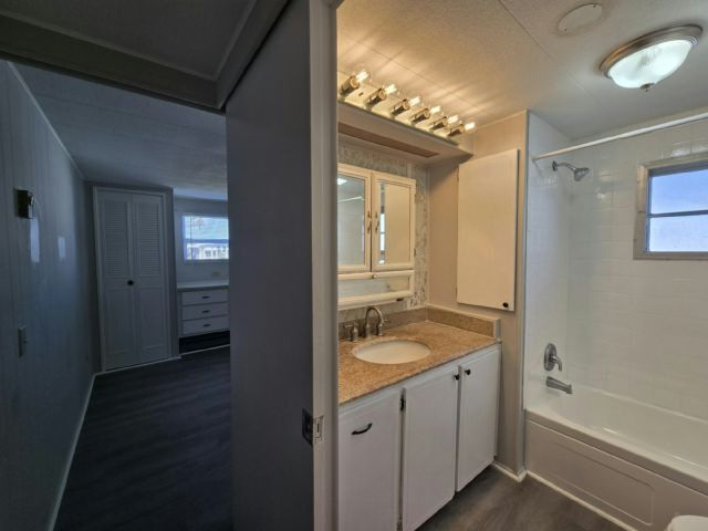 Foto del edificio - 311 50th Avenue Plaza W