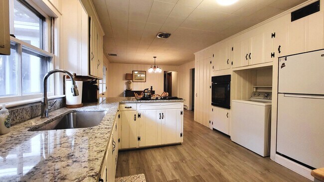 Building Photo - 9 Myrtle Cir