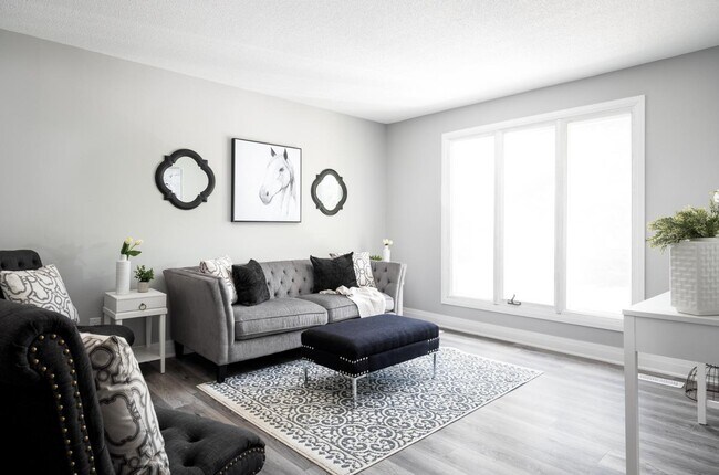 Photo du bâtiment - 3 Bedroom Main Level Unit– All Utilities & Parking Included – $2,299/month