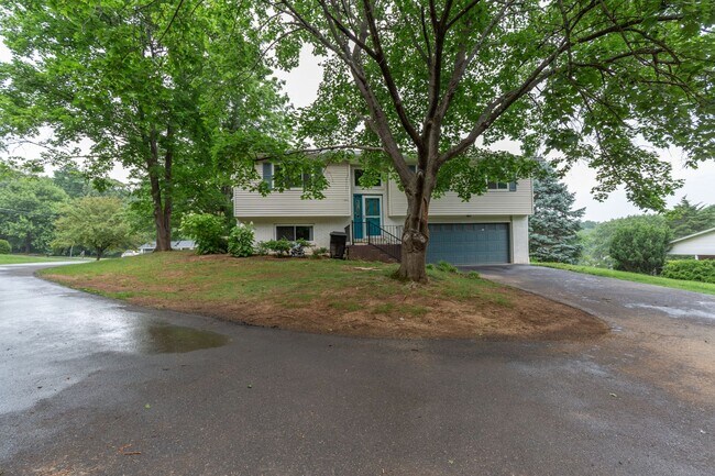 Foto del edificio - 4 Bed, 2.5 Bath Single Family Home in Winc...