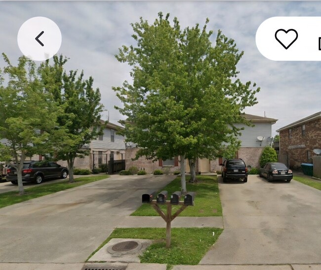 Building Photo - 812 Vouray Dr