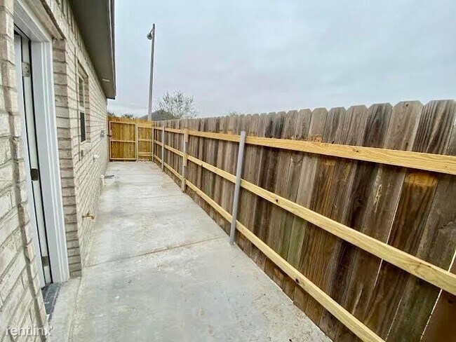 Building Photo - 2 br, 2 bath Apartment - 1920 Bahamas Dr