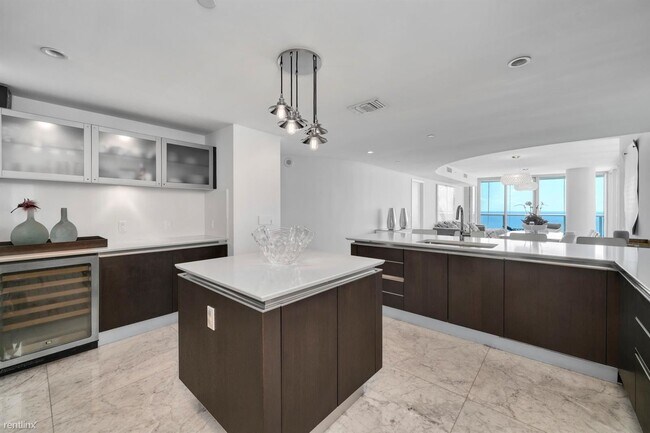 Building Photo - 4 br, 4.5 bath Condo - 17001 Collins Ave A...