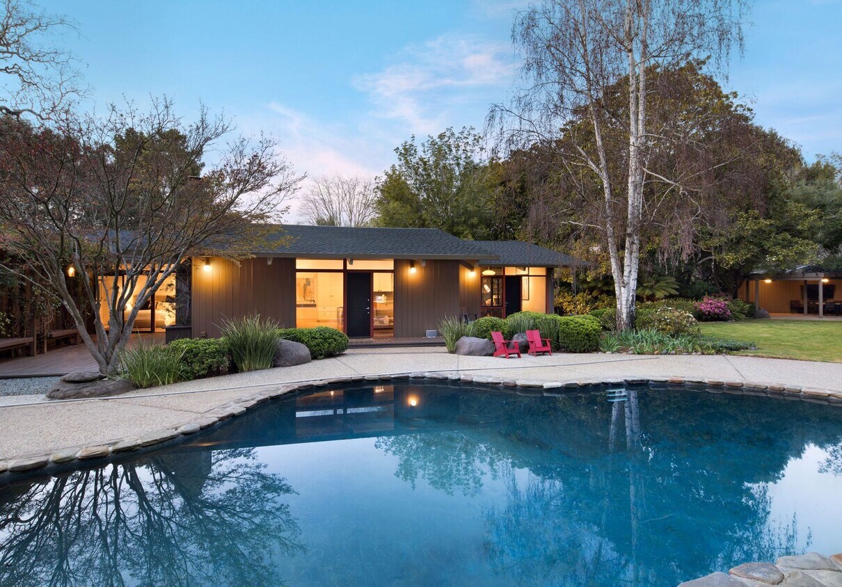 Foto principal - Gorgeous Atherton Home with lush landscaping.