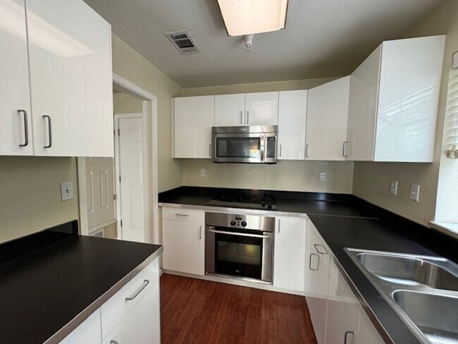 Building Photo - Upper level unit in Ashford Ct Walnut Creek