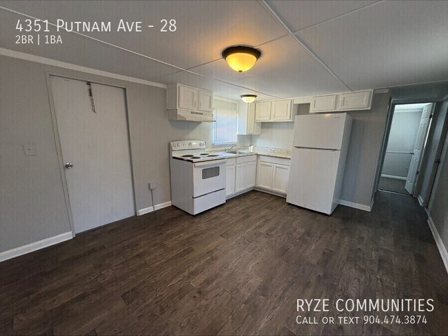 Foto del edificio - 4351 Putnam Ave