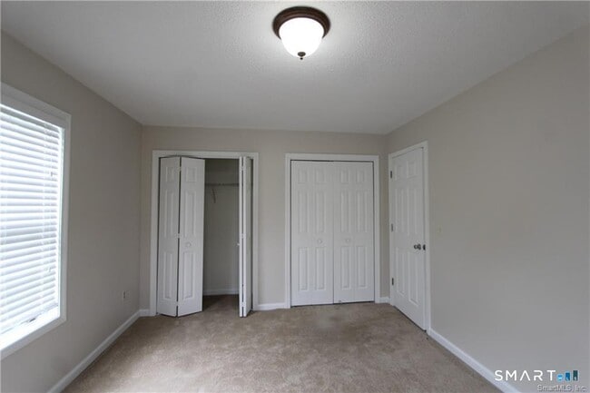 Building Photo - 7 Bittersweet Ln