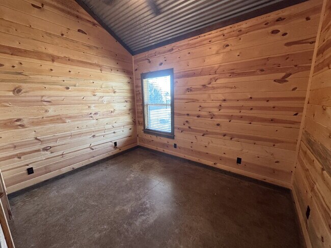 Foto del edificio - 2 bed 2 bath fourplex. Stained concrete floors. Washer & Dryer hookups in unit.
