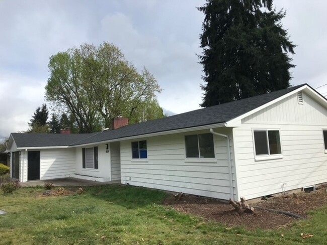 Building Photo - Large Vintage Eugene Duplex