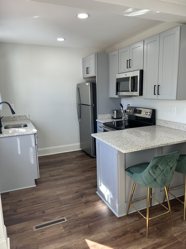 Full kitchen with new appliances - 415 Charlotte Ave