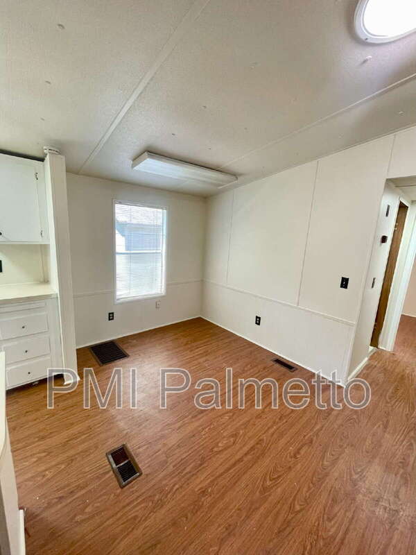 Building Photo - 106 S Witt St