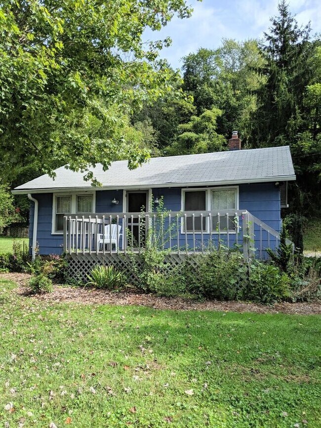 Building Photo - Asheville Cottage Rental!