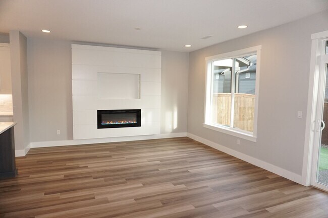 Foto del edificio - LIKE NEW Prairie Commons Luxury Townhome f...